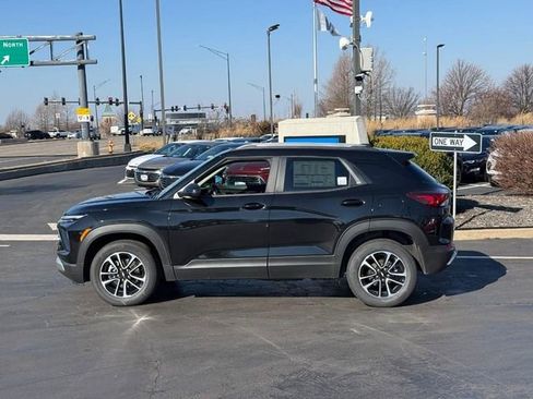 Used 2025 Chevrolet TrailBlazer LT image 2