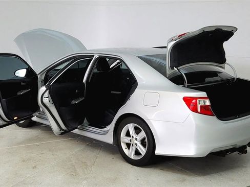 Used 2012 Toyota Camry SE FWD image 11