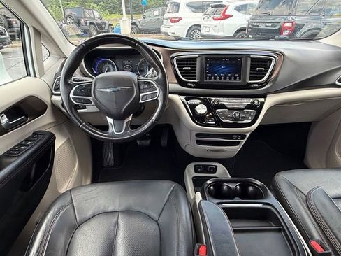Used 2019 Chrysler Pacifica Touring-L FWD image 11
