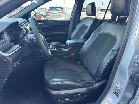 Used 2025 Jeep Grand Cherokee Altitude AWD/4WD image 9