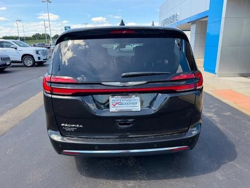 Used 2023 Chrysler Pacifica Touring-L FWD image 6