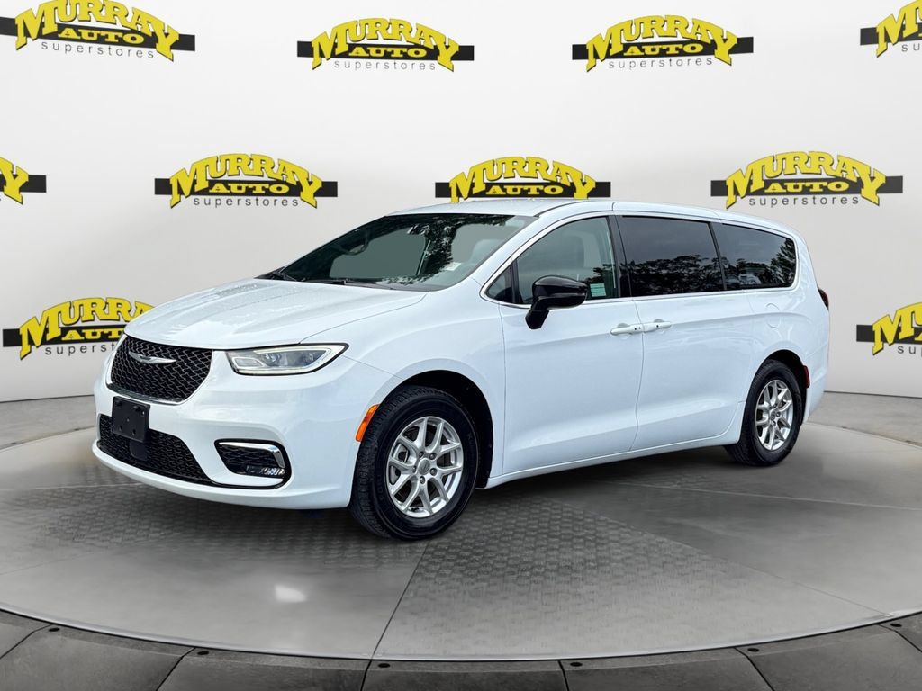 Used 2025 Chrysler Pacifica Select FWD image 1