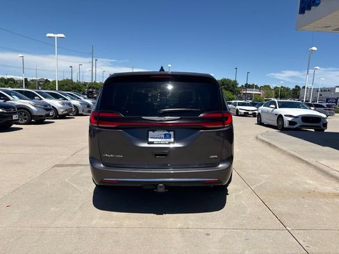 Used 2023 Chrysler Pacifica Touring-L AWD/4WD image 6