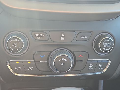Used 2016 Jeep Cherokee Latitude w/ Safety/Convenience Group FWD image 17
