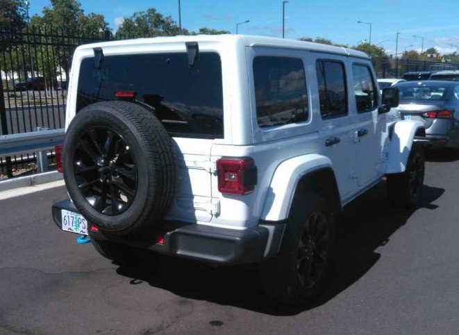 Used 2024 Jeep Wrangler Unlimited Sahara AWD/4WD image 3