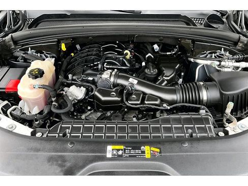 Used 2024 Jeep Grand Cherokee Altitude image 11