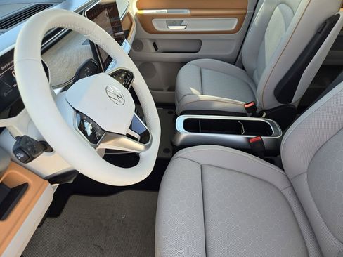 New 2025 Volkswagen ID. Buzz Pro S Plus RWD image 9
