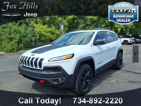 Used 2016 Jeep Cherokee Trailhawk w/ Comfort/Convenience Group AWD/4WD image 3