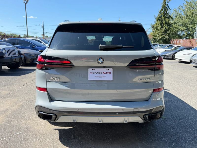 Used 2025 BMW X5 xDrive40i w/ M Sport Package AWD/4WD image 7