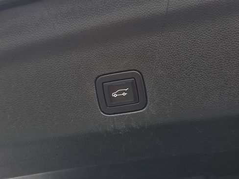 Used 2022 Chevrolet Tahoe Z71 w/ Z71 Off-Road Package AWD/4WD image 39