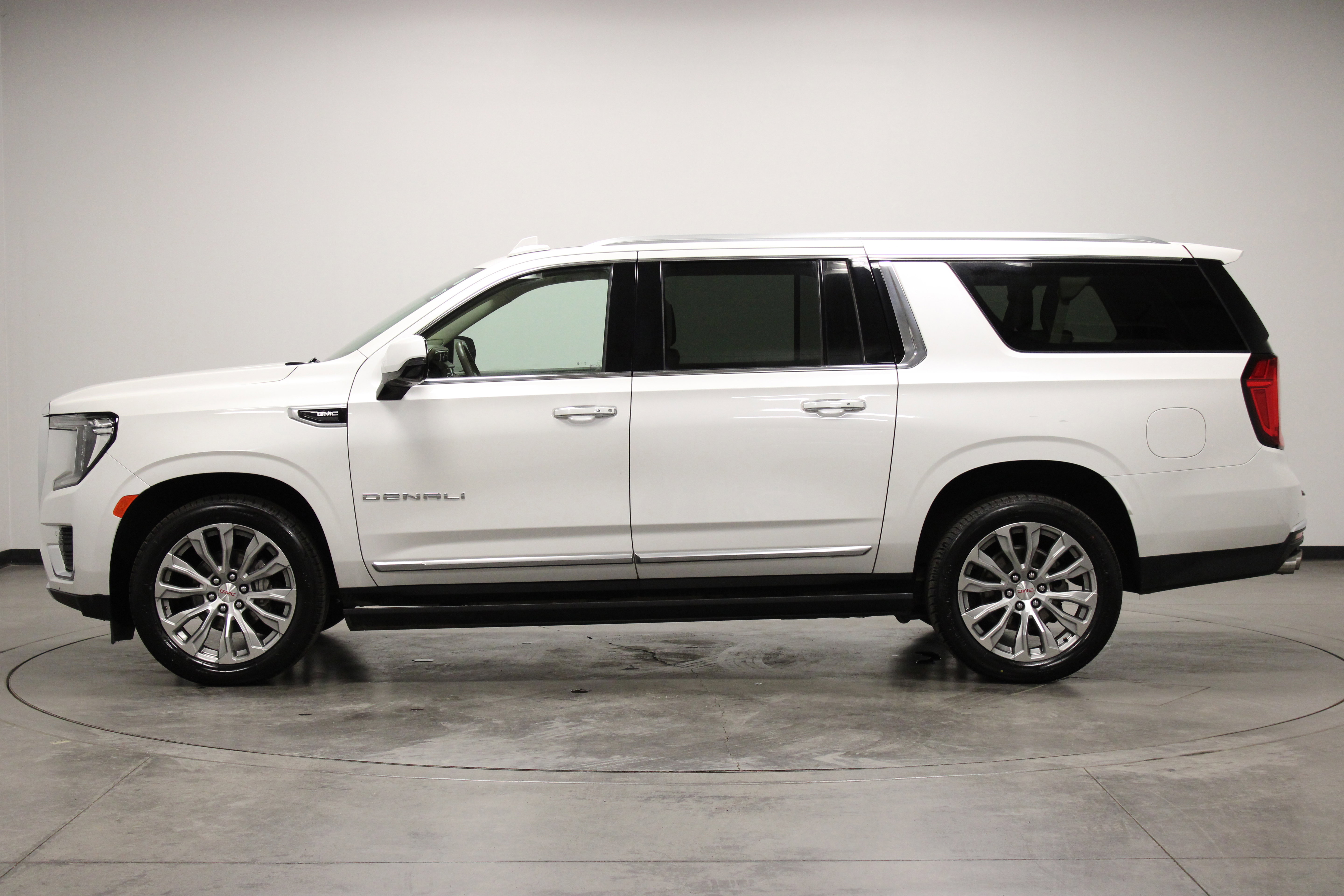 Used 2023 GMC Yukon XL Denali AWD/4WD image 5