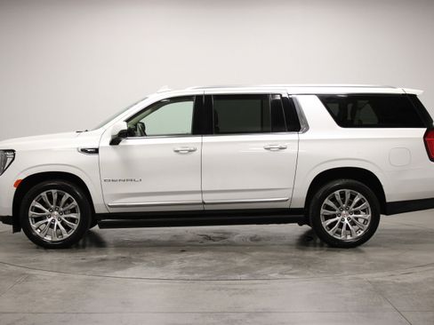 Used 2023 GMC Yukon XL Denali AWD/4WD image 5