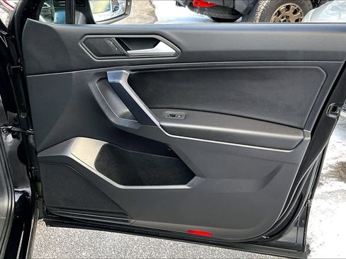 Used 2021 Volkswagen Tiguan SE w/ Panoramic Sunroof Package image 21