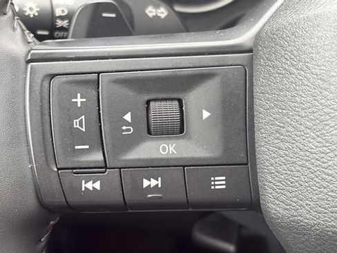 Used 2025 Nissan Rogue SV AWD/4WD image 20