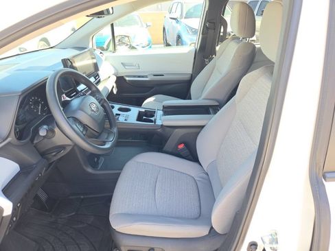 Used 2026 Toyota Sienna LE FWD image 11