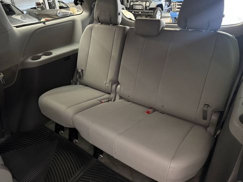 Used 2015 Toyota Sienna XLE w/ XLE Navigation Package FWD image 20