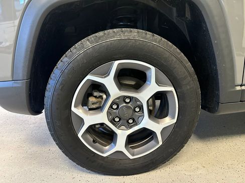 Used 2022 Jeep Compass Trailhawk w/ Trailhawk Convenience Group AWD/4WD image 3