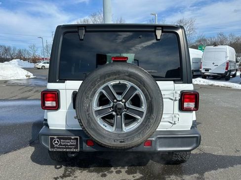 Used 2018 Jeep Wrangler Unlimited Sahara image 6