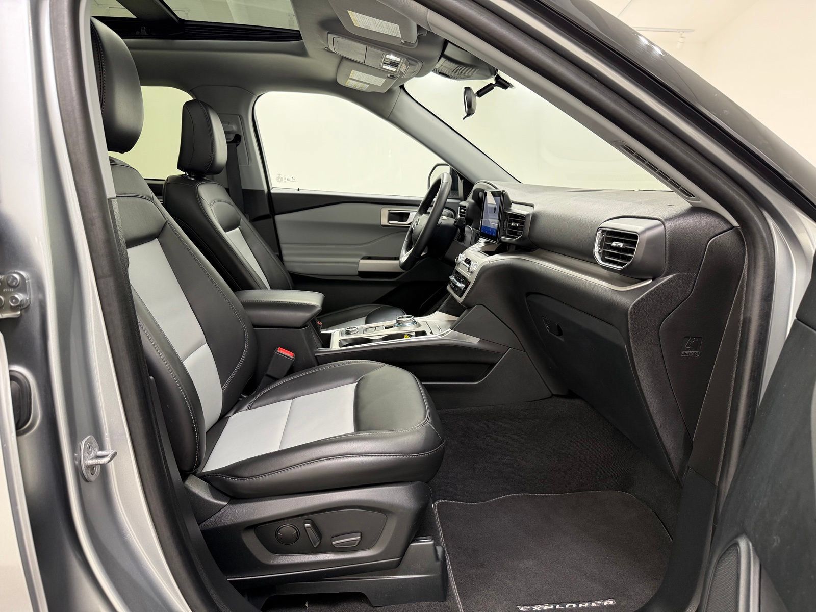 Used 2024 Ford Explorer XLT w/ Equipment Group 202A AWD/4WD image 29