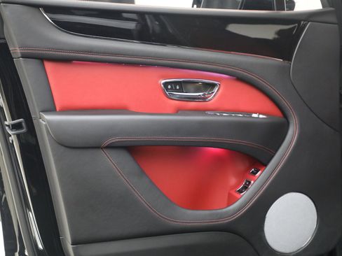 Used 2022 Bentley Bentayga AWD/4WD image 18