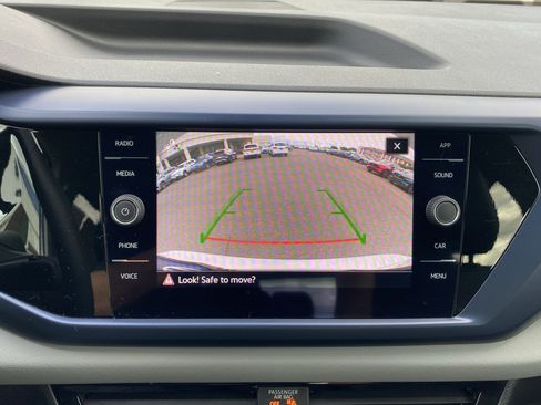 Used 2023 Volkswagen Taos SE w/ Panoramic Sunroof Package FWD image 4