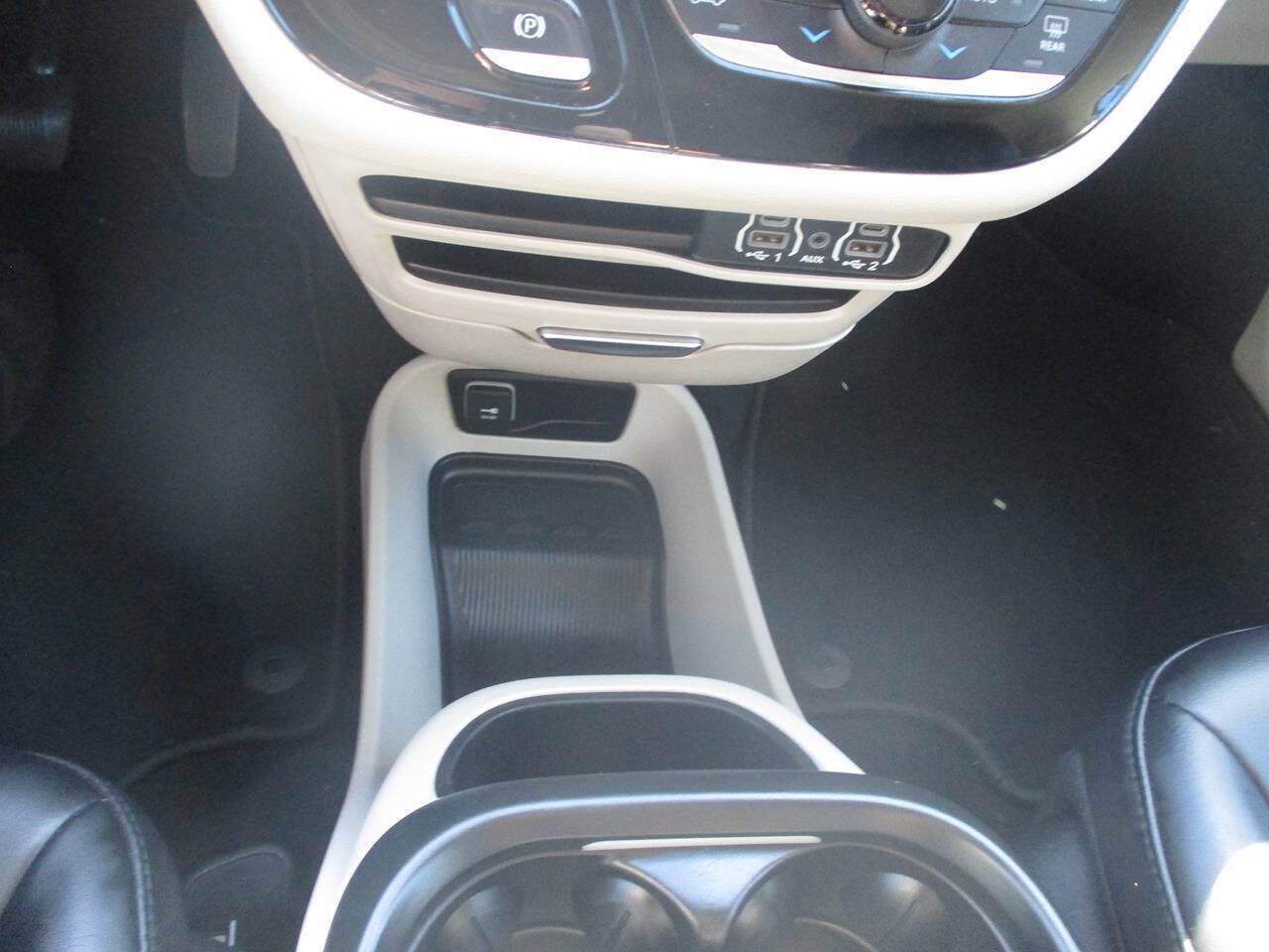 Used 2023 Chrysler Pacifica Touring-L FWD image 21