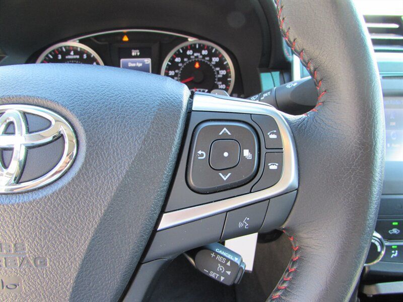 Used 2015 Toyota Camry SE w/ Moonroof Package FWD image 13