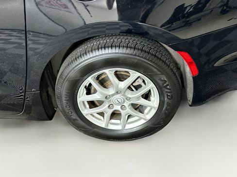 Used 2025 Chrysler Pacifica Select FWD image 11