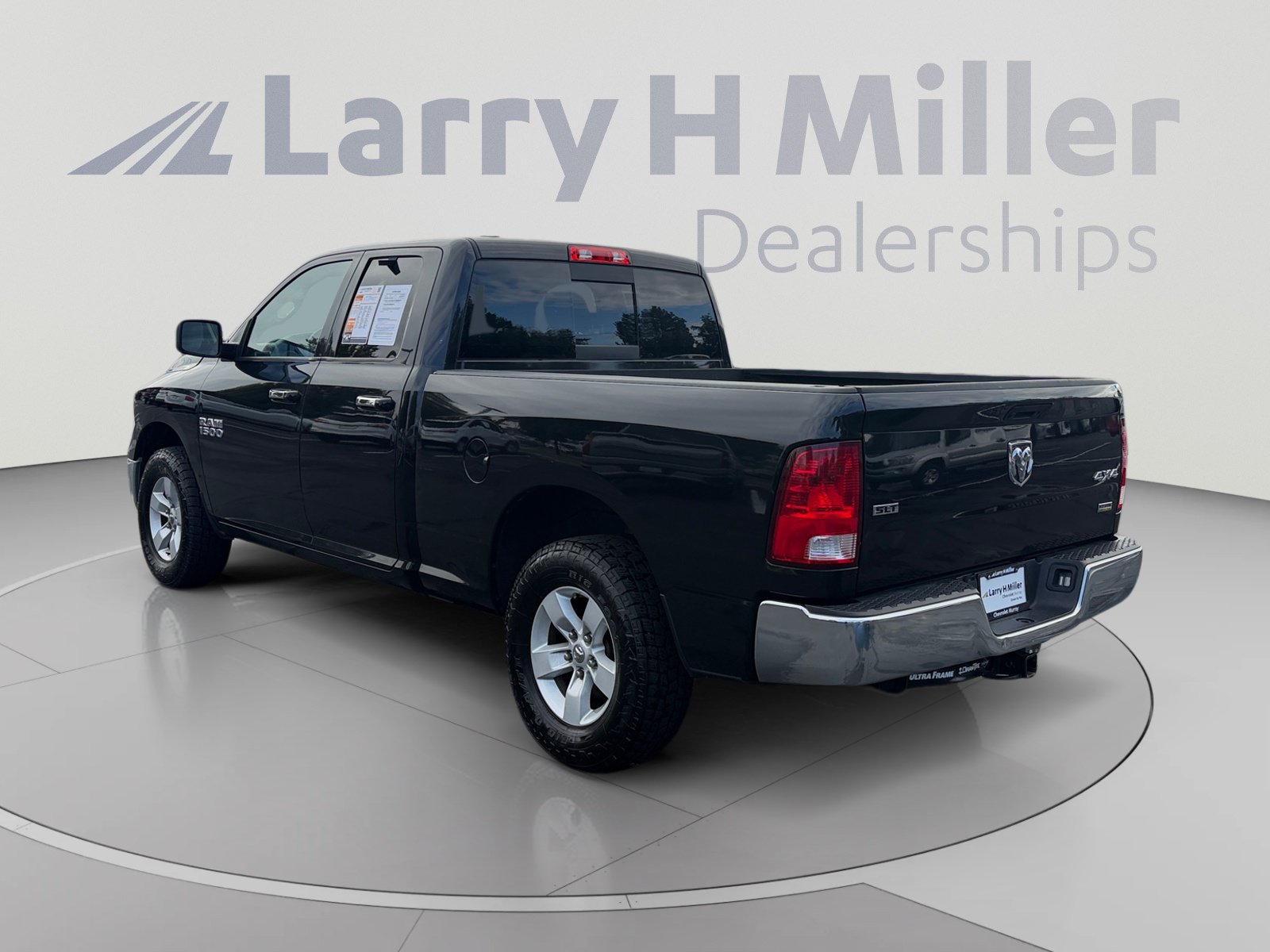 Used 2018 RAM 1500 Classic SLT AWD/4WD image 3