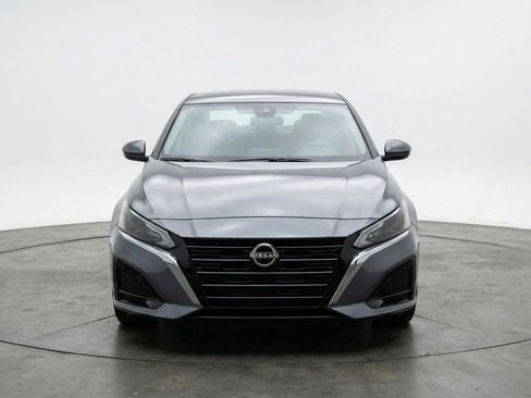 Used 2025 Nissan Altima 2.5 SV FWD image 2