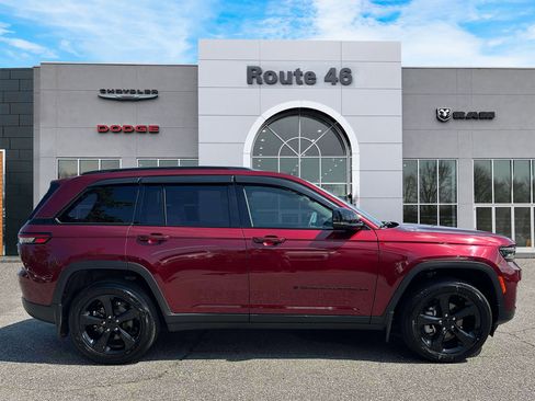 Used 2024 Jeep Grand Cherokee Limited w/ Black Appearance Package AWD/4WD image 6