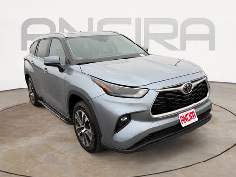 Used 2023 Toyota Highlander XLE image 4