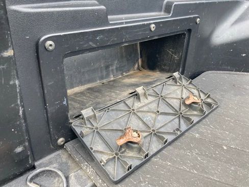 Used 2017 Toyota Tacoma TRD Sport w/ Tow Package (A/T) image 9