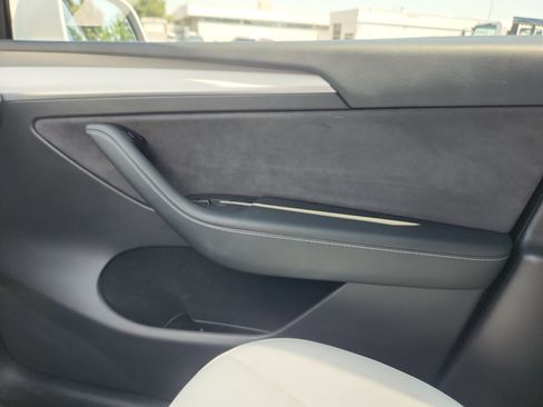 Used 2022 Tesla Model Y Performance AWD/4WD image 16