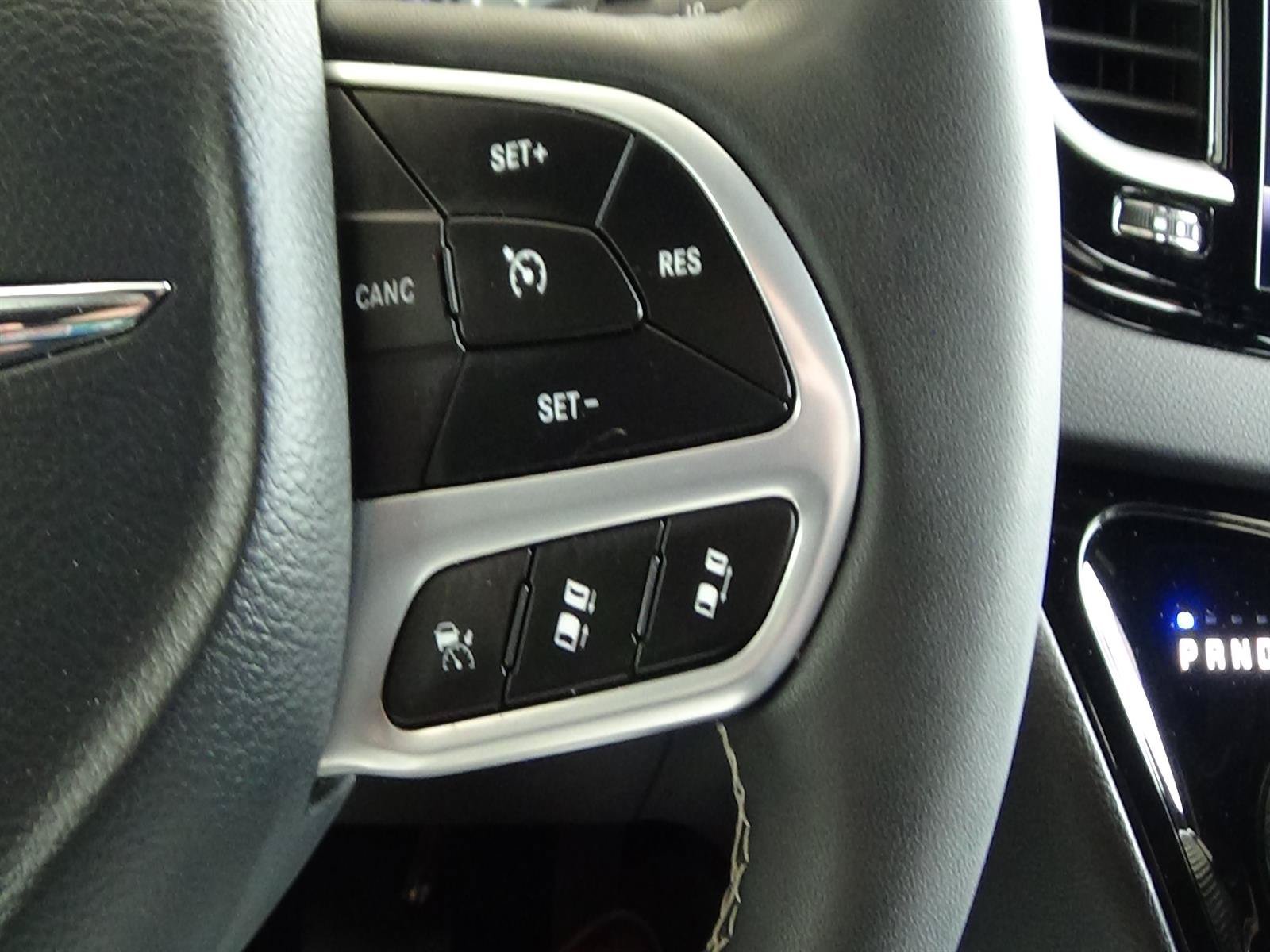 Certified 2025 Chrysler Pacifica Select FWD image 23