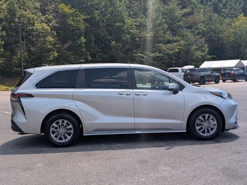 Used 2023 Toyota Sienna XLE FWD image 10