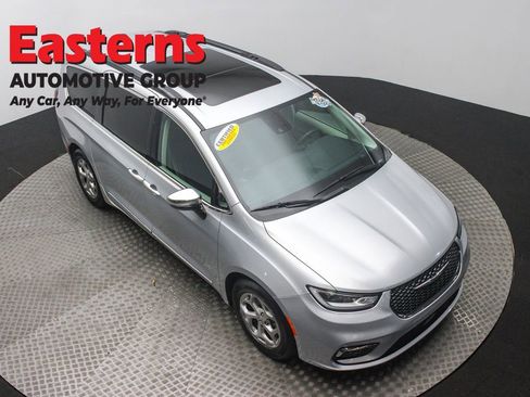 Used 2023 Chrysler Pacifica Limited image 3