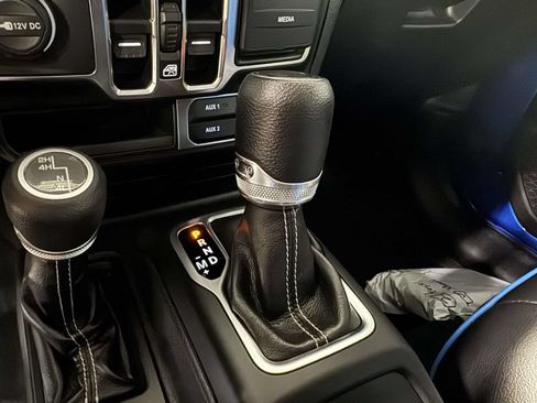 Used 2022 Jeep Wrangler Unlimited Sahara w/ Dual Top Group AWD/4WD image 25