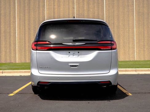 Used 2023 Chrysler Pacifica Touring-L FWD image 8