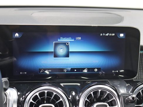 Used 2021 Mercedes-Benz GLB 250 4MATIC w/ Premium Package image 25