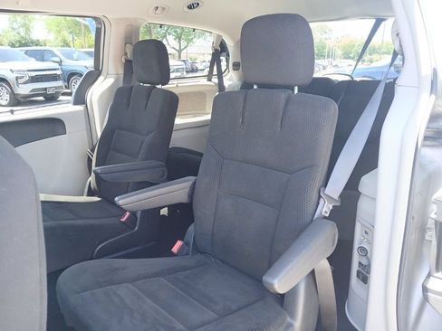 Used 2016 Chrysler Town & Country Touring w/ Driver Convenience Group FWD image 24