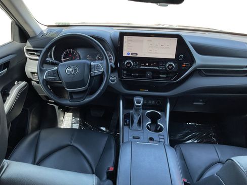 Used 2024 Toyota Highlander XLE FWD image 14