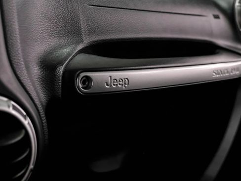 Used 2018 Jeep Wrangler Sahara w/ Connectivity Group AWD/4WD image 19