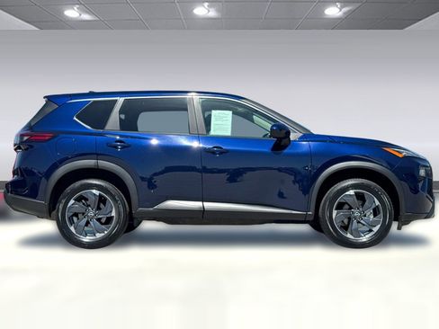 Used 2025 Nissan Rogue SV FWD image 2