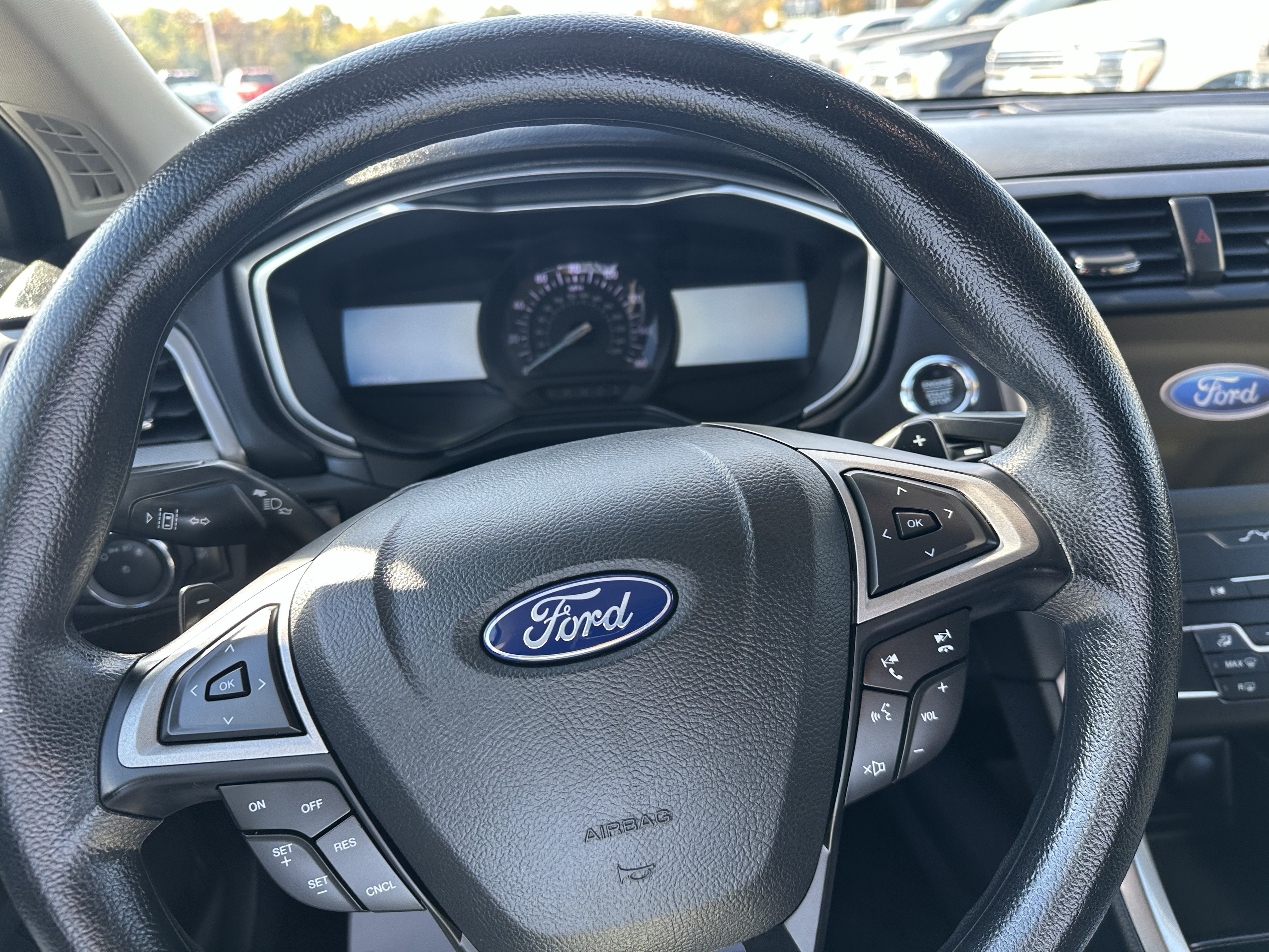 Used 2019 Ford Fusion SE FWD image 12