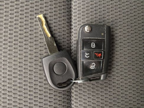 Used 2018 Volkswagen Golf S AWD/4WD image 32