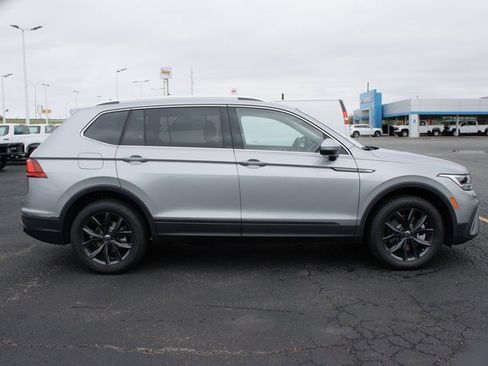 Used 2024 Volkswagen Tiguan SE image 2