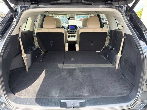 Used 2023 Toyota Highlander XLE AWD/4WD image 12