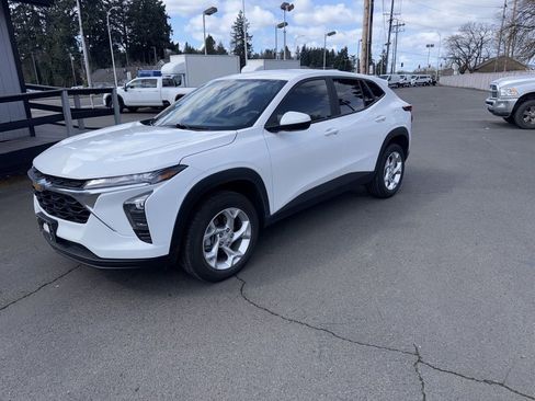 Used 2025 Chevrolet Trax LS w/ LS Convenience Package image 2