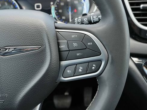 Used 2025 Chrysler Pacifica Select FWD image 34